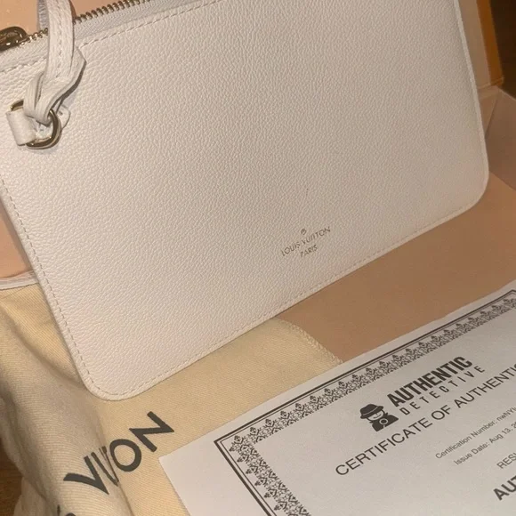 Louis Vuitton White and Gold Monogram Pouch
Comes with Box and dust bag - Picture 5 of 7